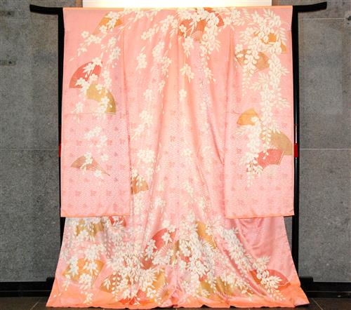 MISIA, U.N. Honorary Ambassador to COP10, donates a kimono Secretariat of the Convention on Biological Diversity