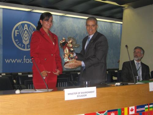 Presentation of gift from the Minister of Environment, Ecuador 