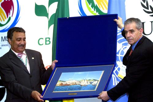 Presentation of gift from the Minister of Environment, Algeria 