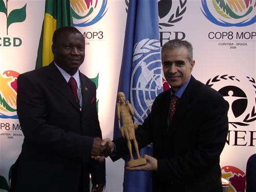 Presentation of gift from Guinea-Bissau during COP-8 Secretariat of the Convention on Biological Diversity